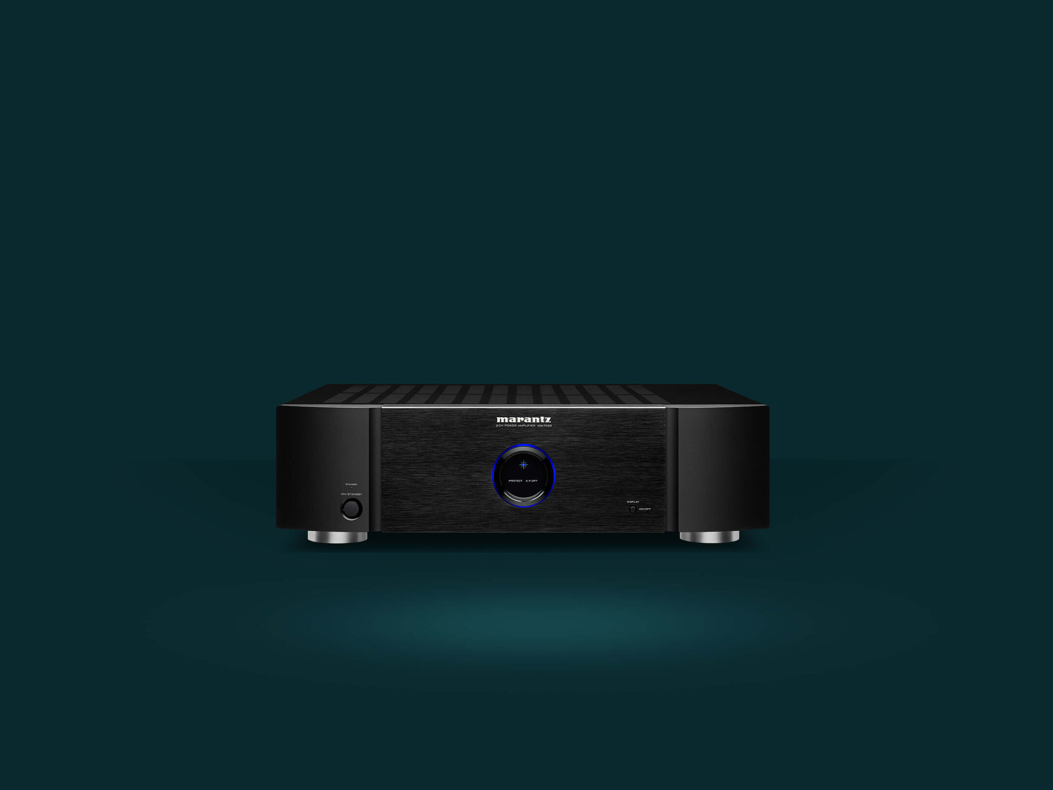 MM7025 - Black front view Lifestyle